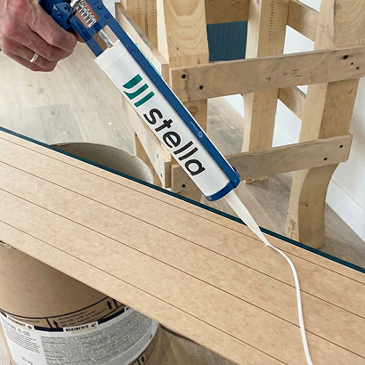 Ключевые этапы работы: проверка ровности стены уровнем и нанесение жидких гвоздей для монтажа МДФ-панелей.